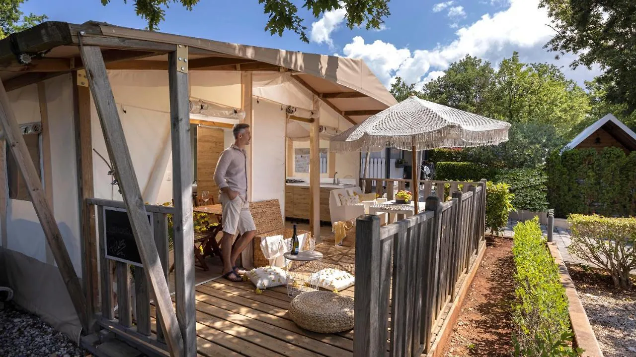 Polidor Glamping Resort 4*, Mugeba